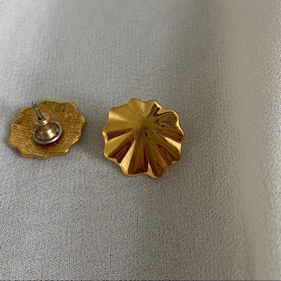 Vintage Flat Wavy Gold Ripple Stud Earrings - Picture 5 of 6